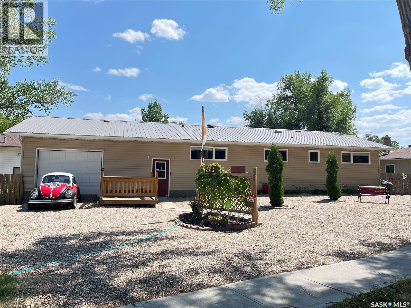 202 Hood St, Maple Creek, SK S0N 1N0