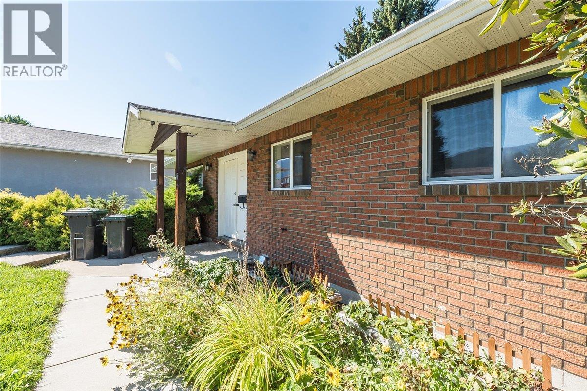 1916 Riverside Cres, Castlegar, BC V1N 3W6