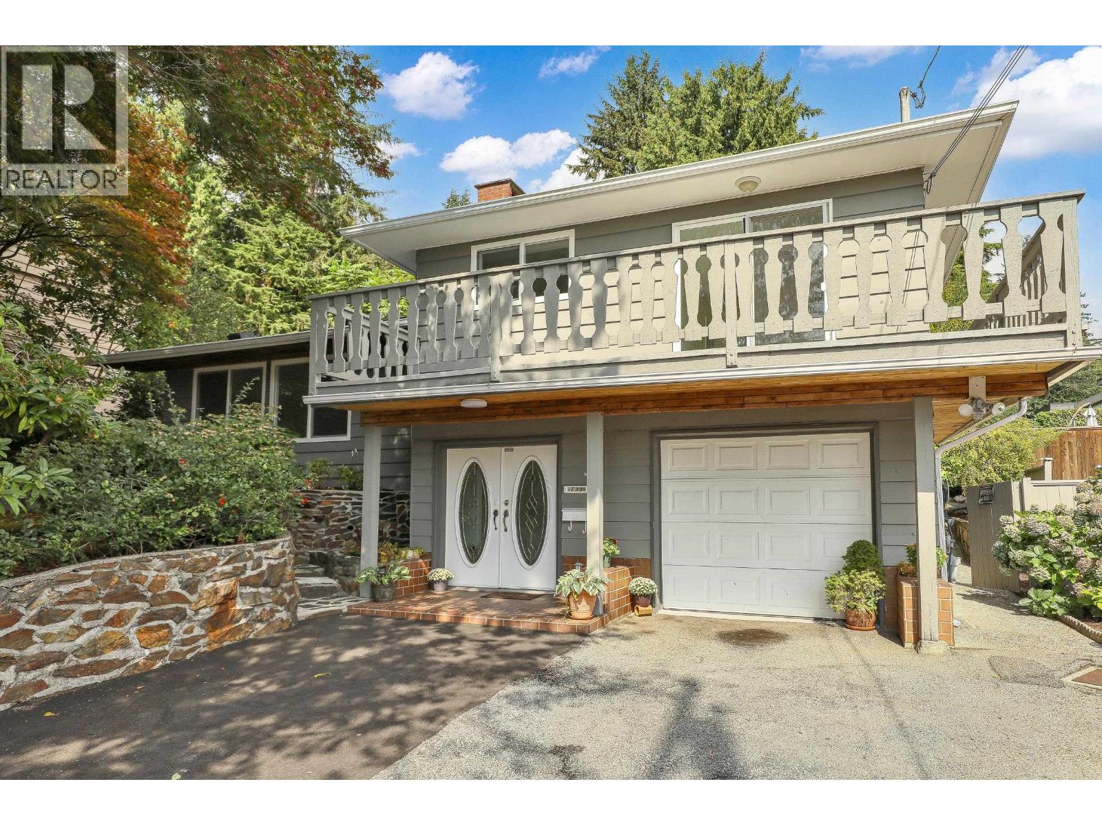 732 E 29th St, North Vancouver, BC V7K 1B3