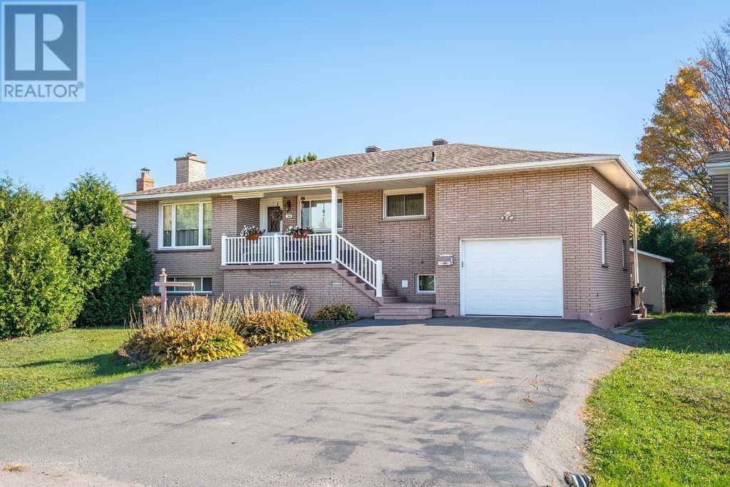 20 Admiral Dr, Sault Ste. Marie, ON P6C 5W3