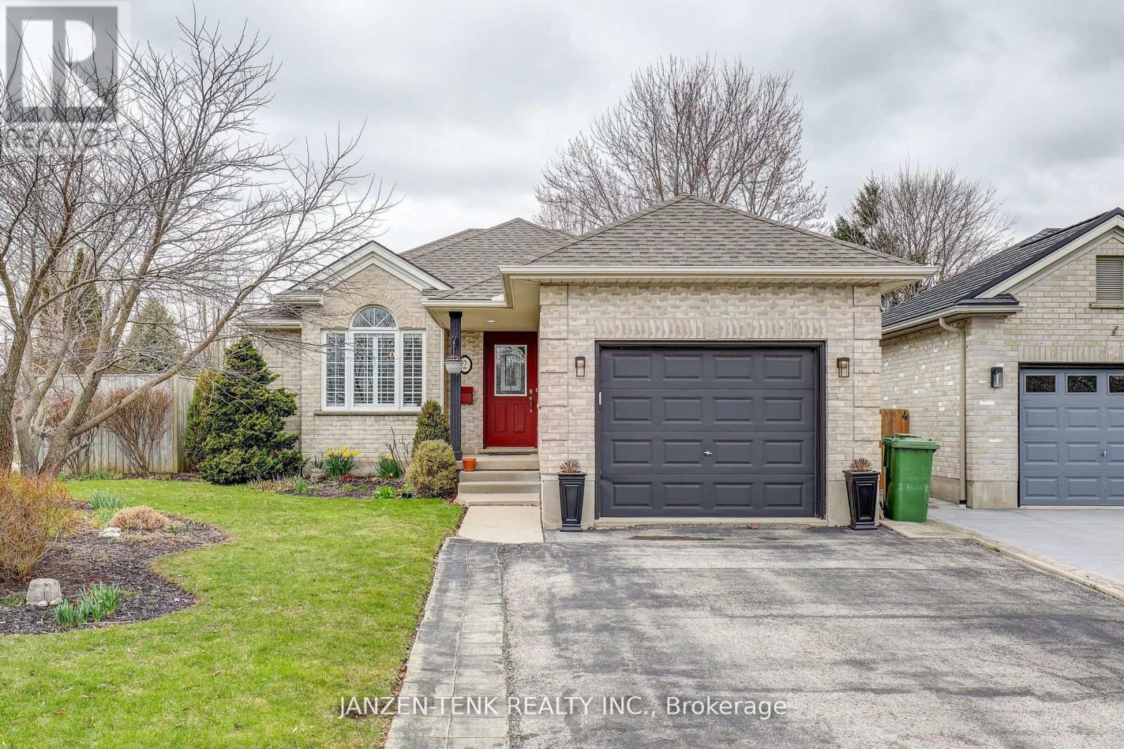 2 Rosethorn Ct, St. Thomas, ON N5R 6C7