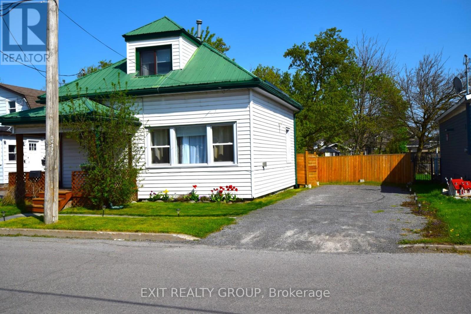 17 Meyers St, Quinte West, ON K8V 1W5