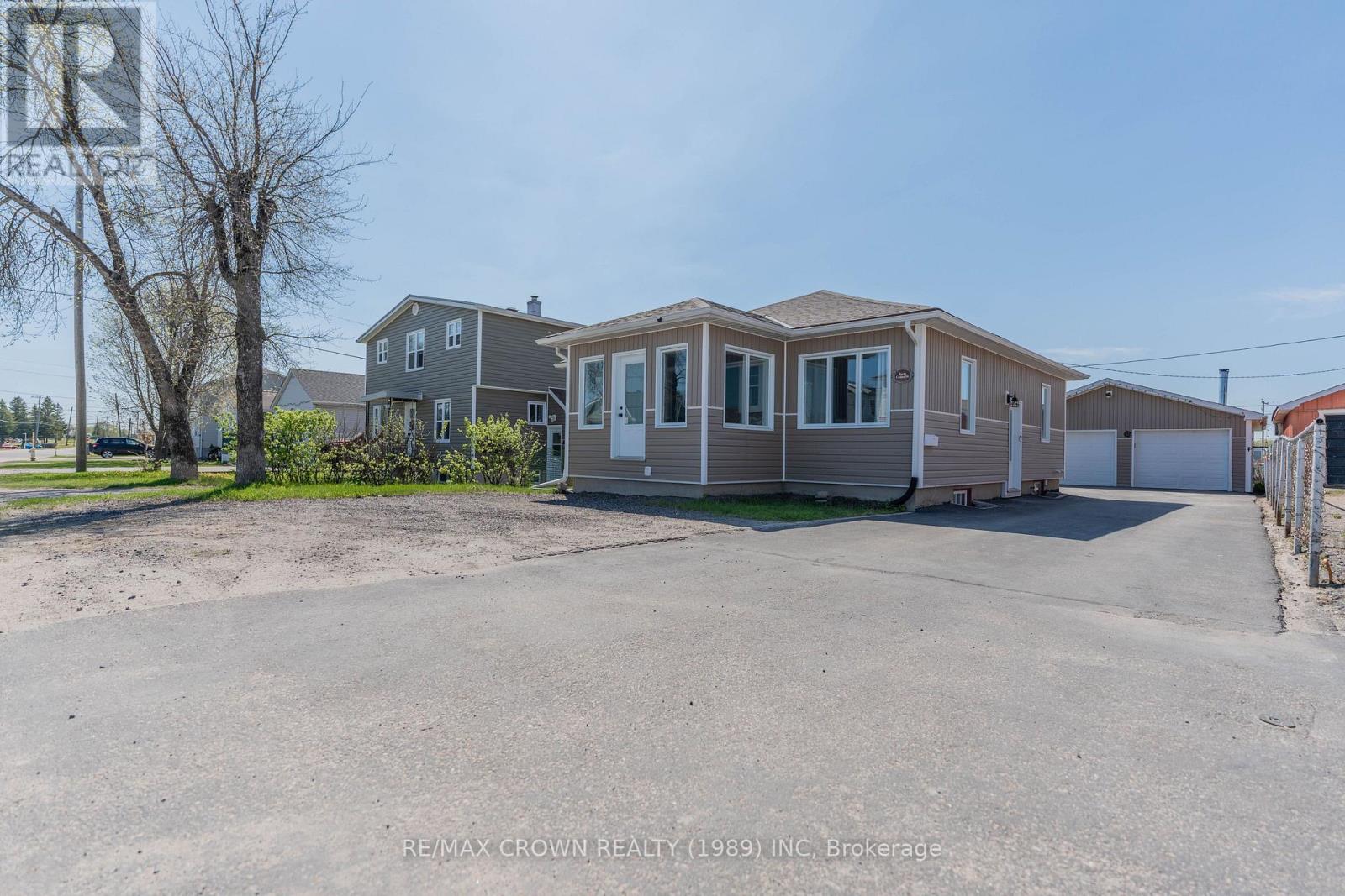 40 Cedar St, Kapuskasing, ON P5N 2A8