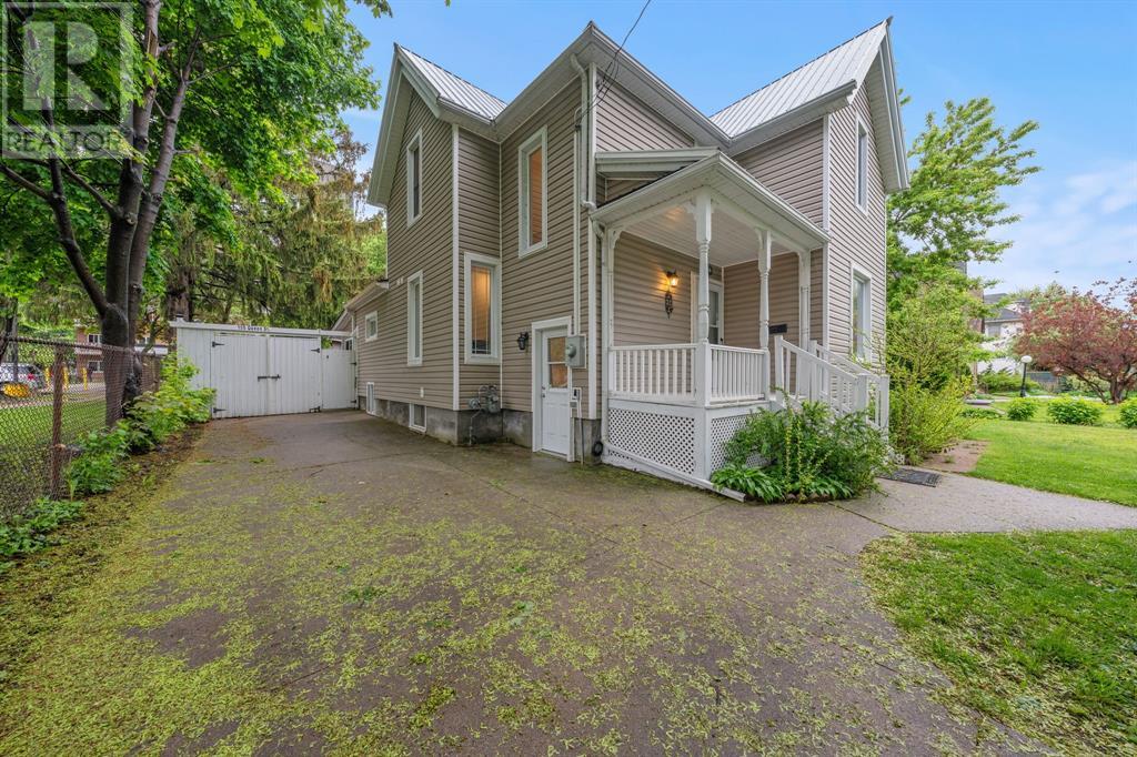 156 Queen St, Sarnia, ON N7T 2R1