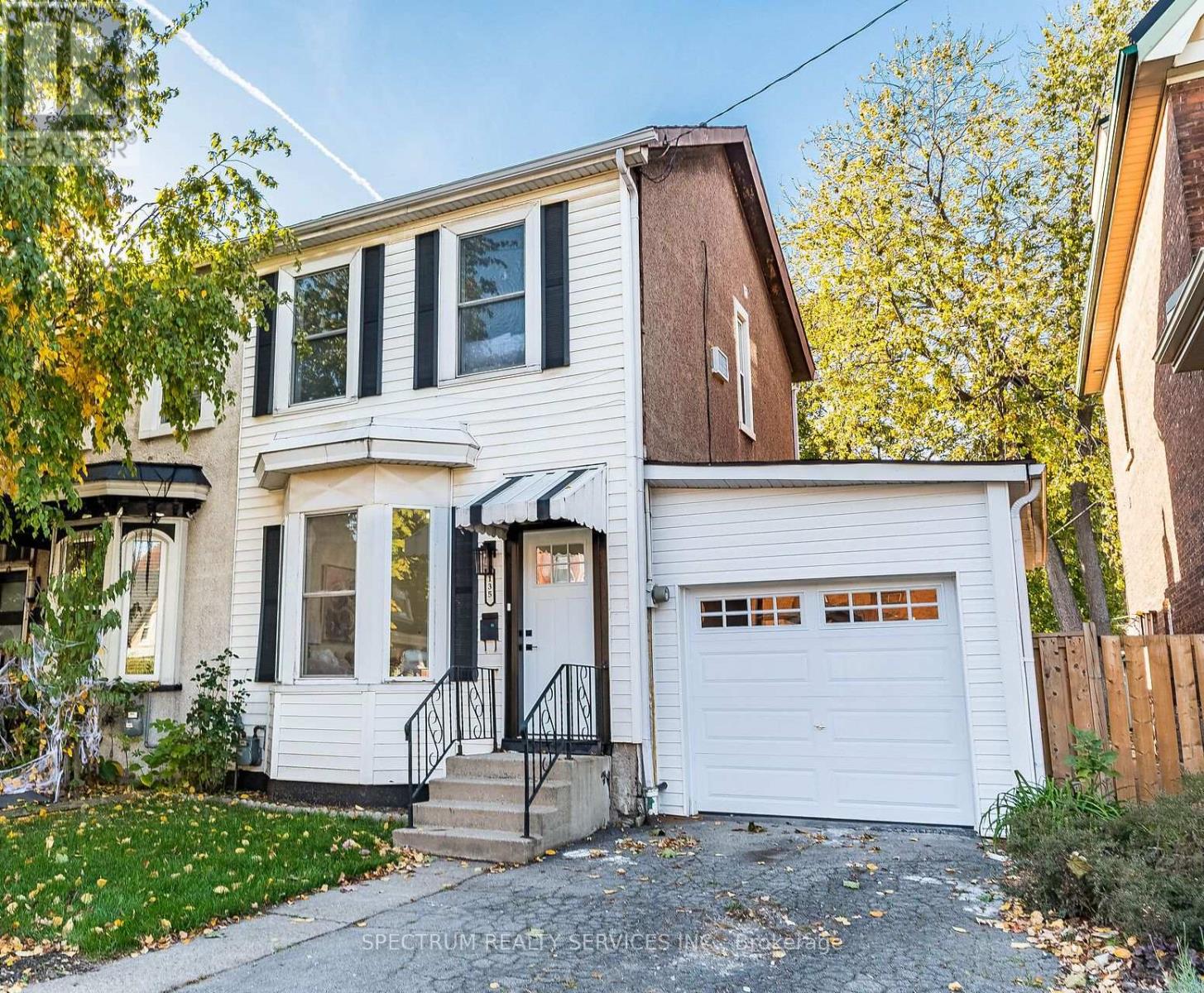 135 E Avenue N, Hamilton, ON L8L 5H8