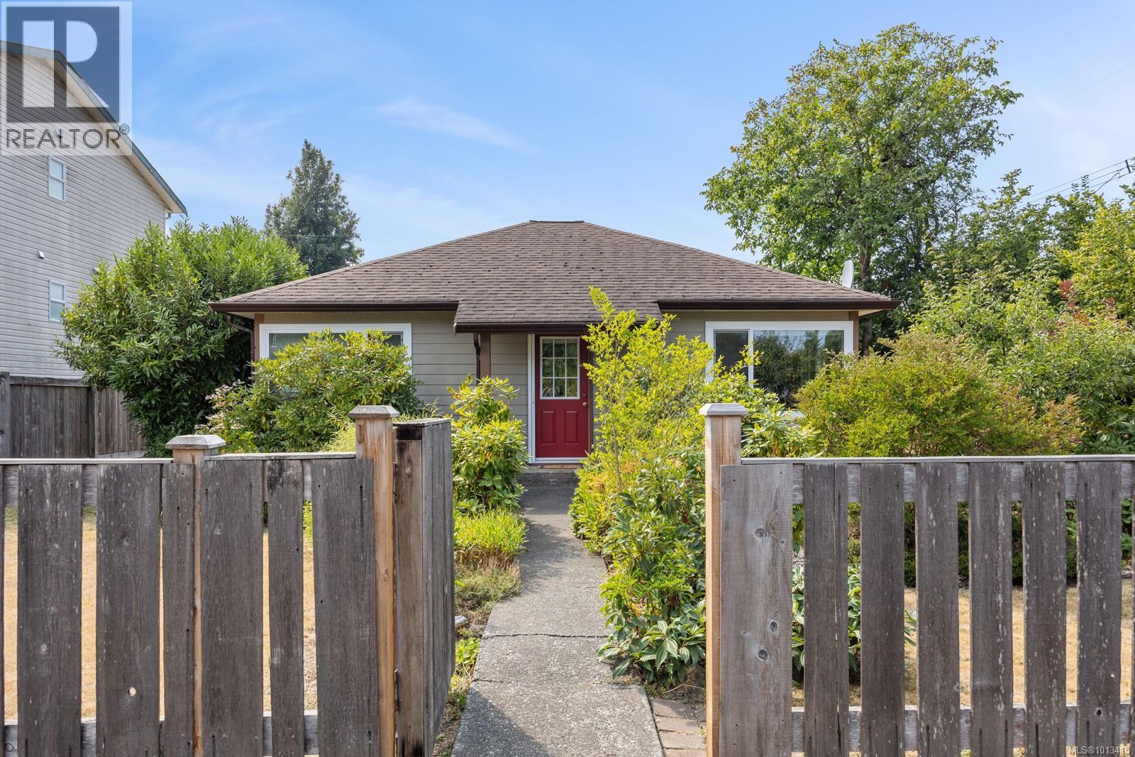 1009 Urquhart Ave, Courtenay, BC V9N 3K6