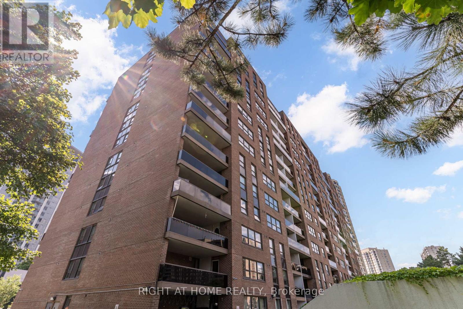 504 4 Lisa St, Brampton, ON L6T 4B6