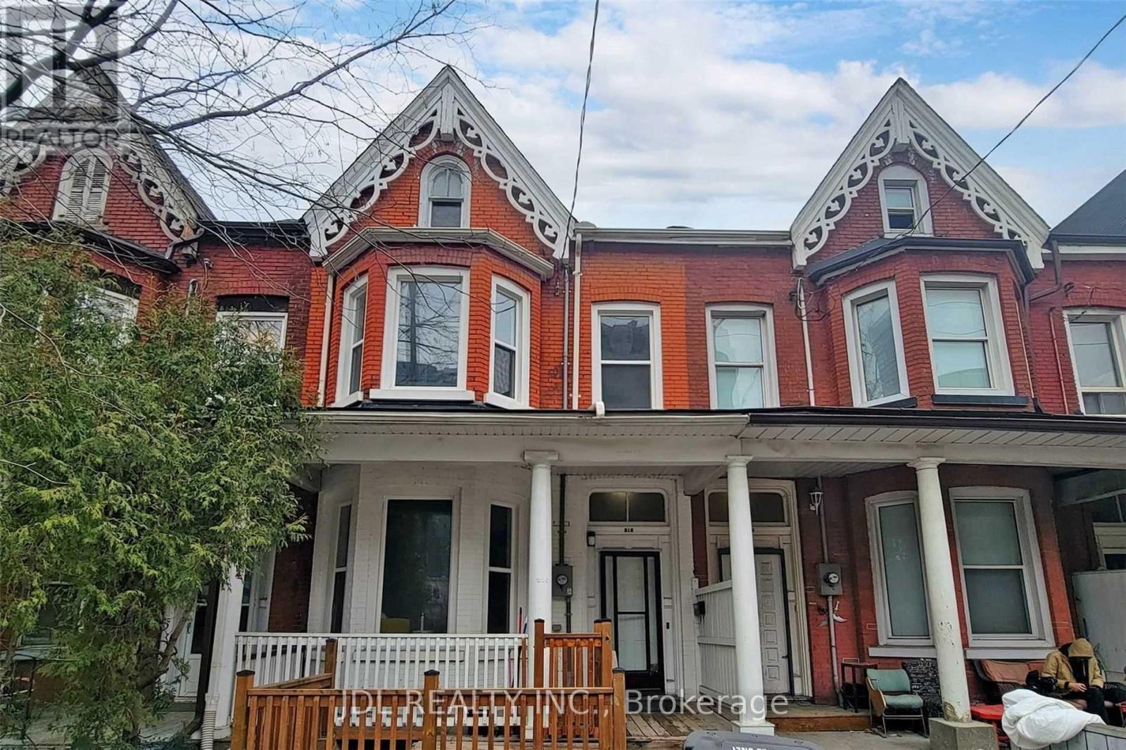 216 Mc Caul St, Toronto, ON M5T 1W5
