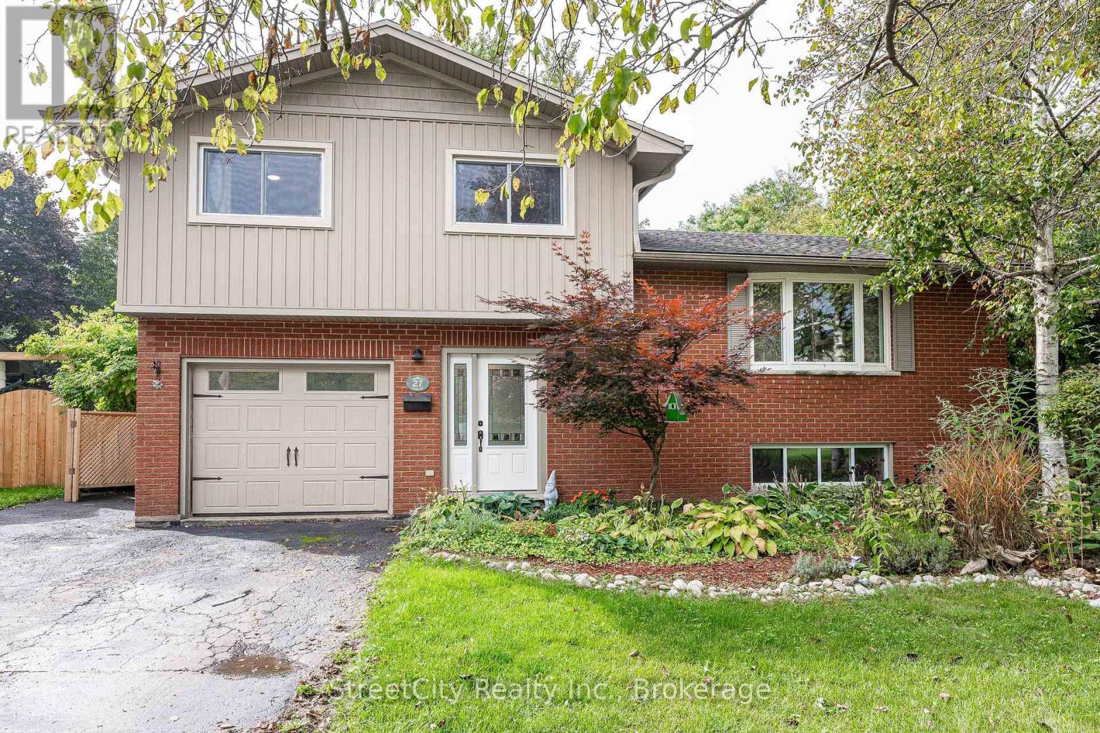 27 Riehl Ct, Stratford, ON N5A 5K5