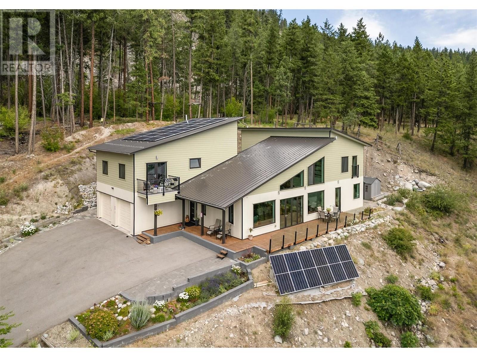 6131 Seymoure Ln, Peachland, BC V0H 1X4