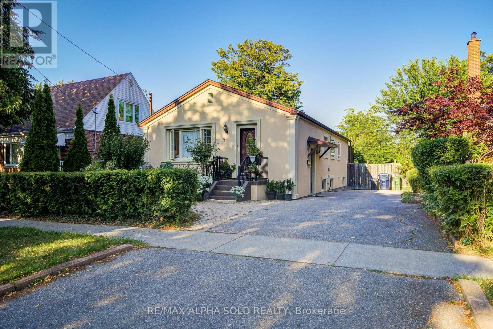 71 Vauxhall Dr, Toronto, ON M1P 1R1