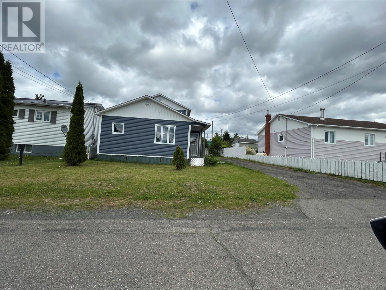 5 Ledrew Pl, Grand Falls-Windsor, NL A2B 1H2