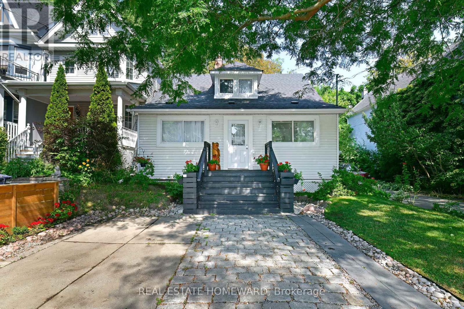11 Elmer Ave, Toronto, ON M4L 3R6