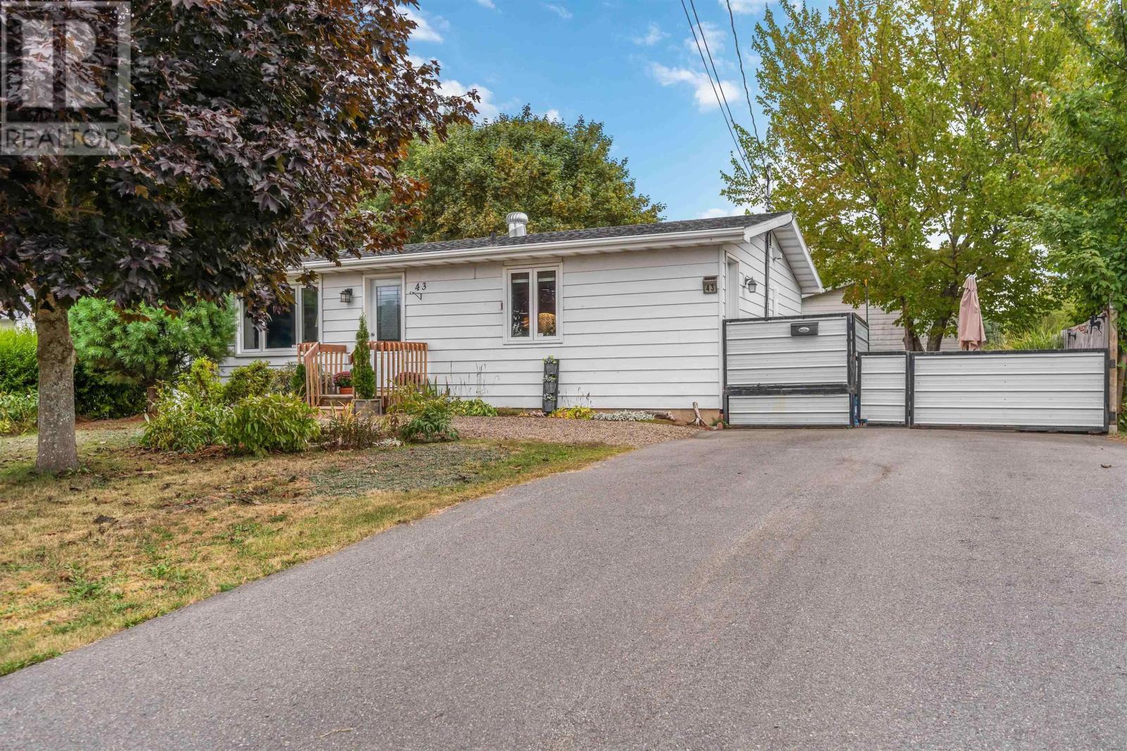 43 Colonial Cres, New Minas, NS B4N 4M6