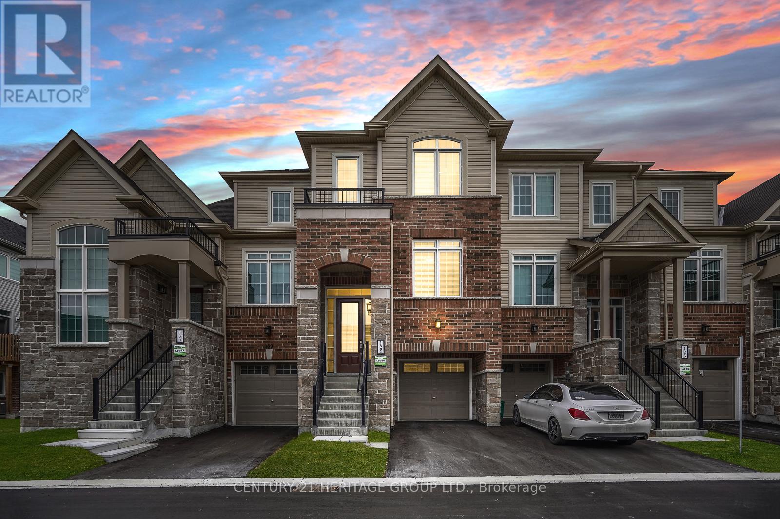 125 Lyall Stokes Cir, East Gwillimbury, ON L0G 1M0