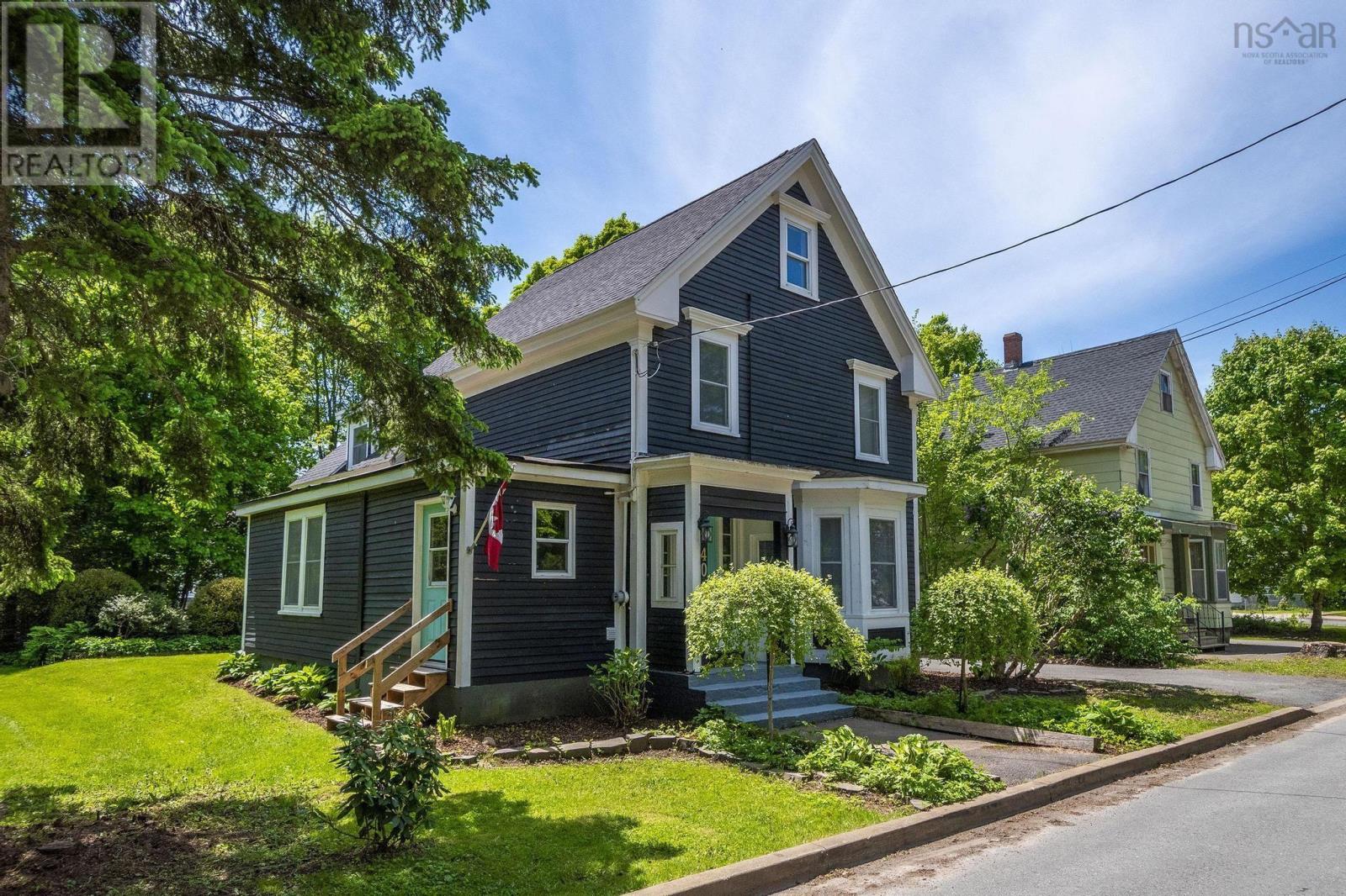 40 Crescent Ave, Kentville, NS B4N 1R2