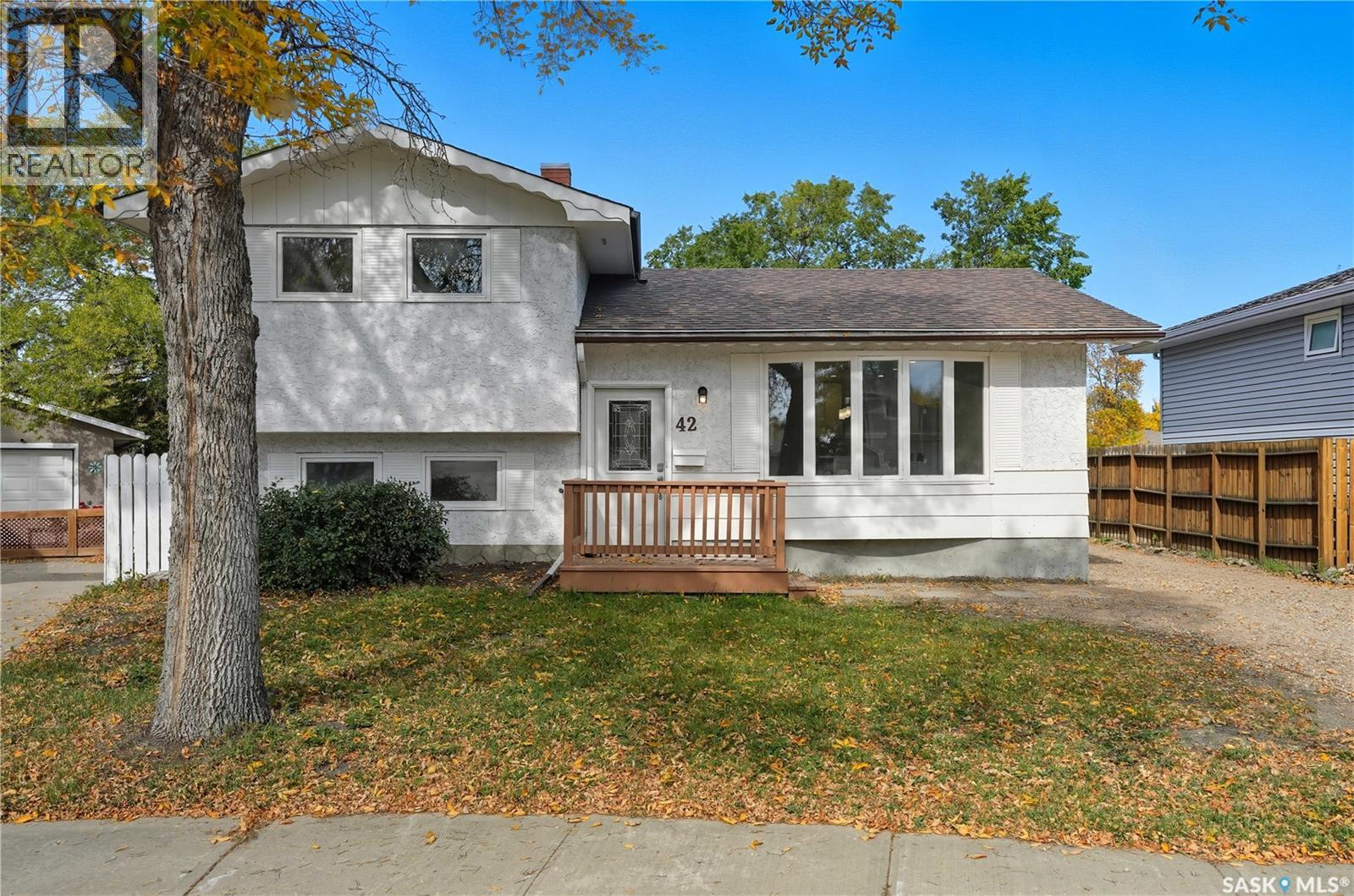42 Aitken Cres, Regina, SK S4R 5W7