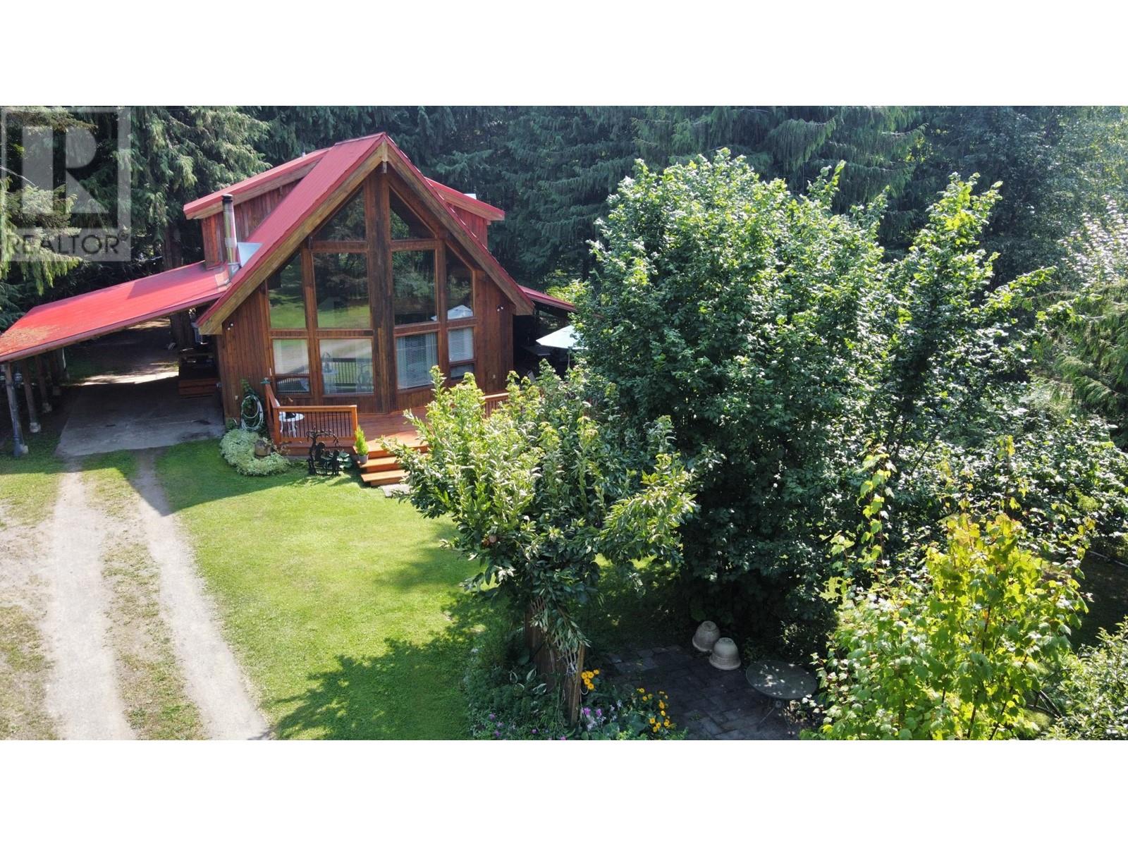 432 Bayles Rd, Nakusp, BC V0G 1R1