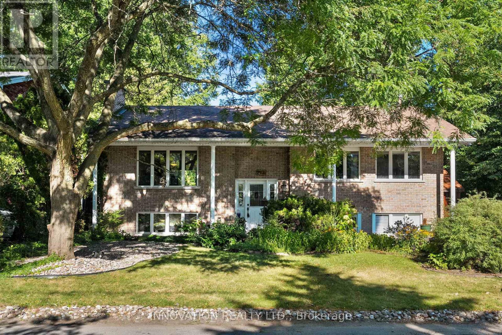 2931 Ahearn Ave, Ottawa, ON K2B 7A2