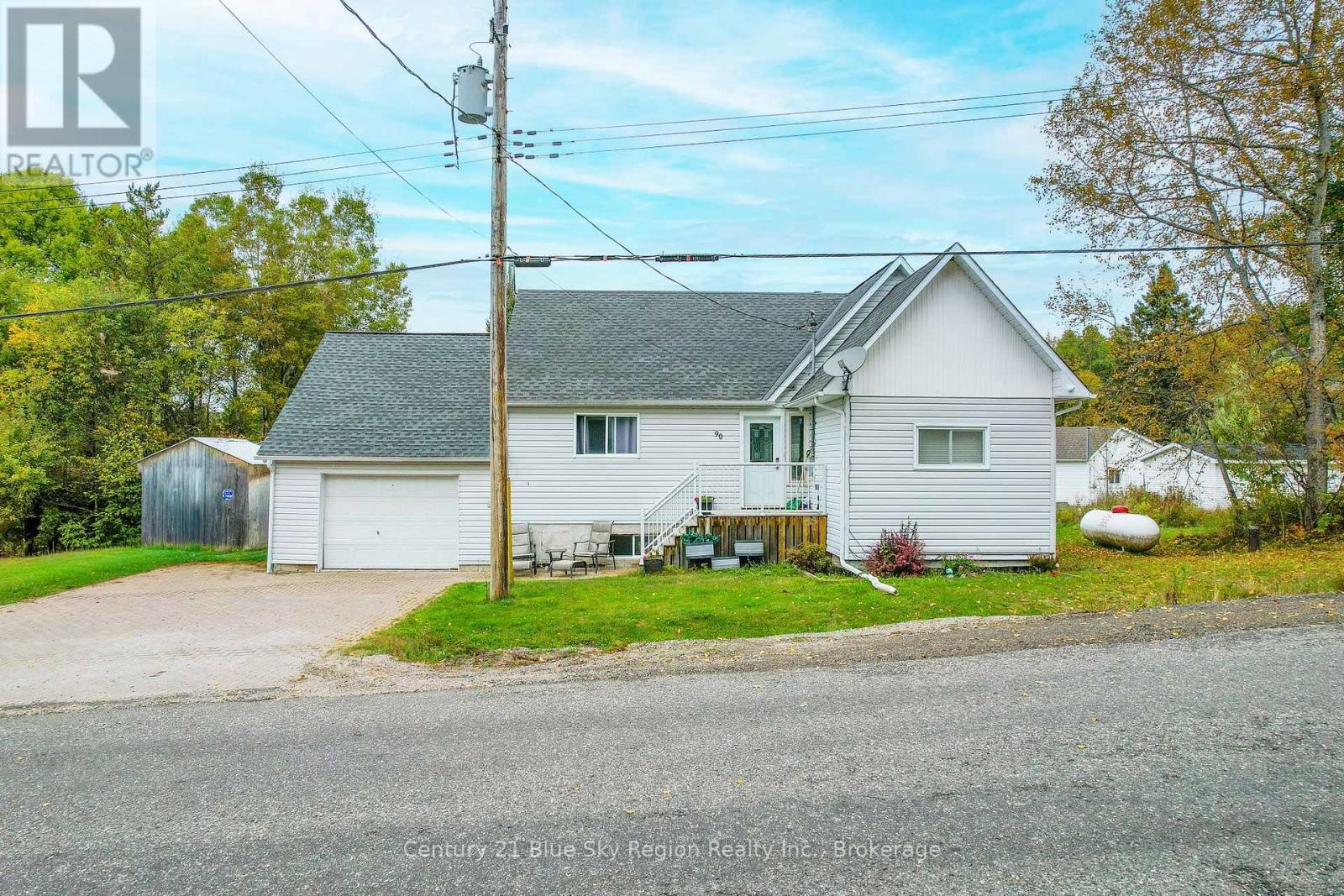 90 Feronia Rd, North Bay, ON P1B 8G4