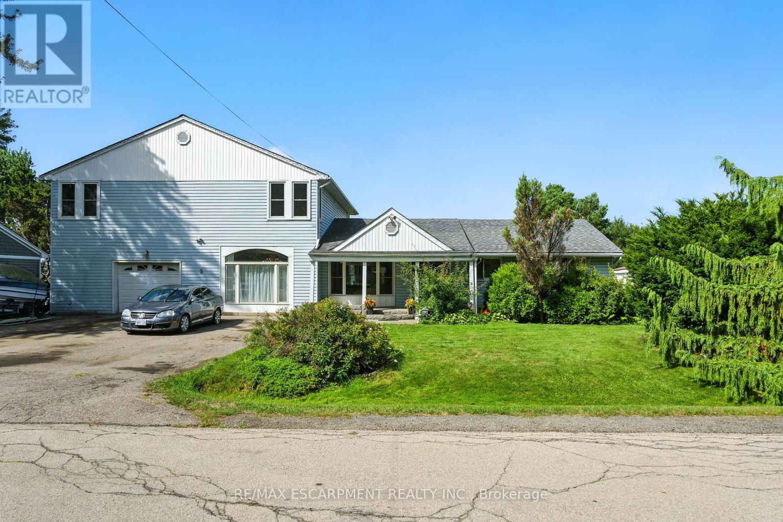 5 Mazza Ave, Hamilton, ON L9H 5E2