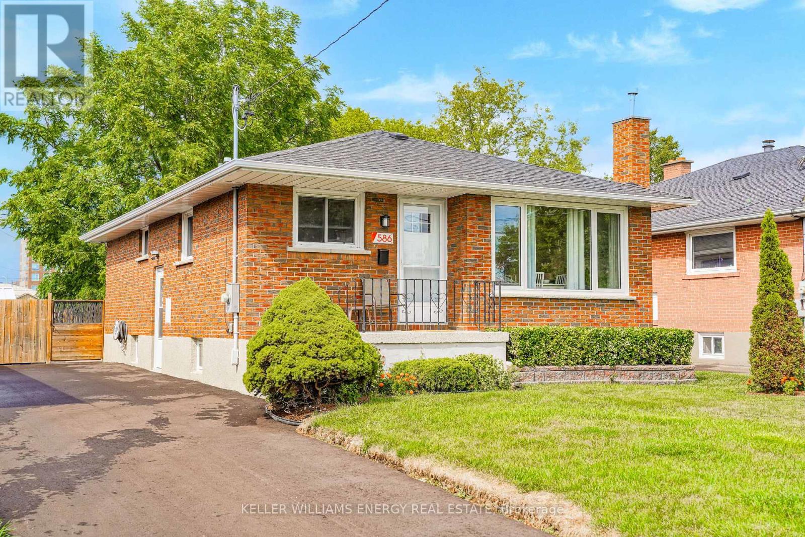 586 Montcalm Ave, Oshawa, ON L1J 2H1