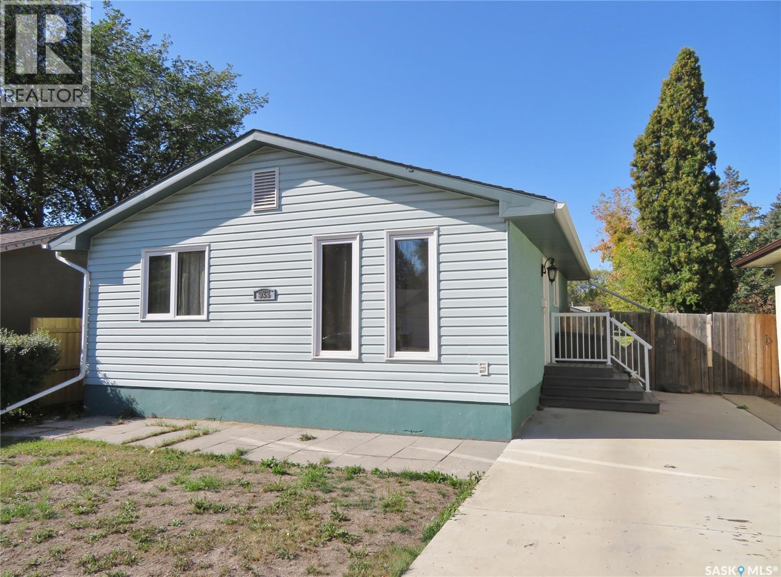 933 Macklem Dr, Saskatoon, SK S7L 4R7