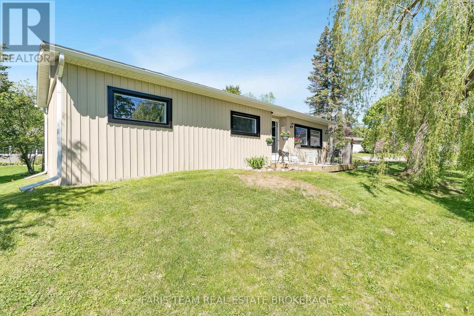 21 Hawthorne Dr, Innisfil, ON L9S 1P7