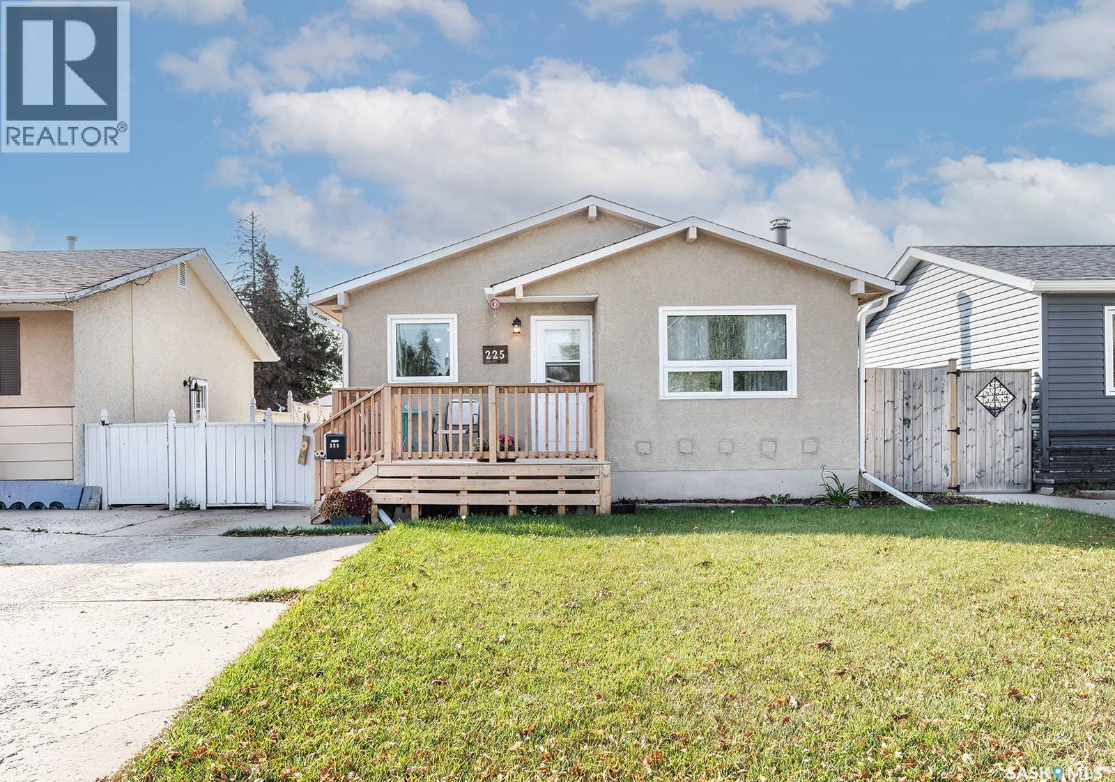 225 Cartier Cres, Saskatoon, SK S7L 4M1