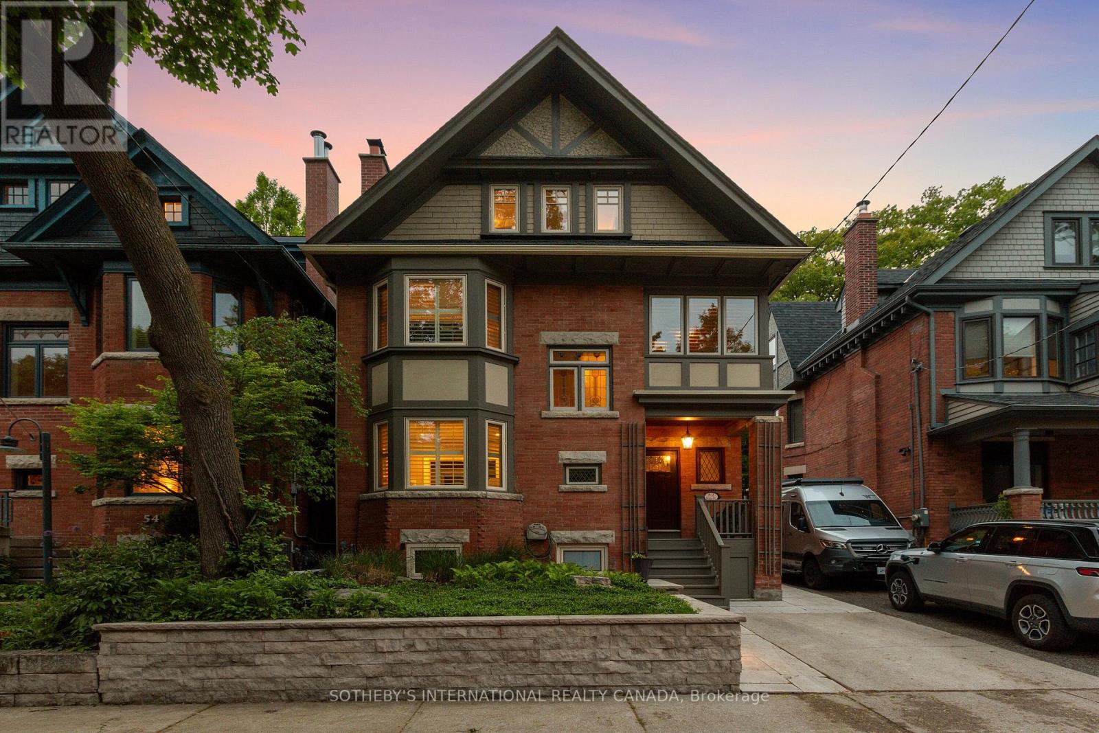 52 Nina St, Toronto, ON M5R 1Z4