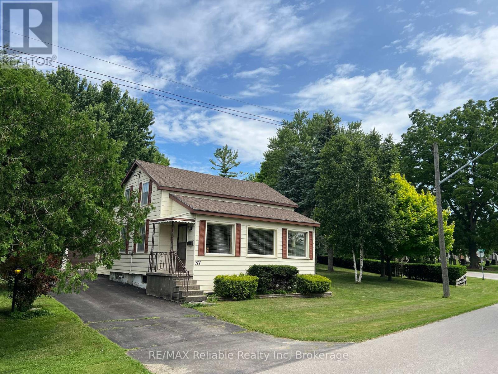 37 Front St, Huron East, ON N0K 1G0