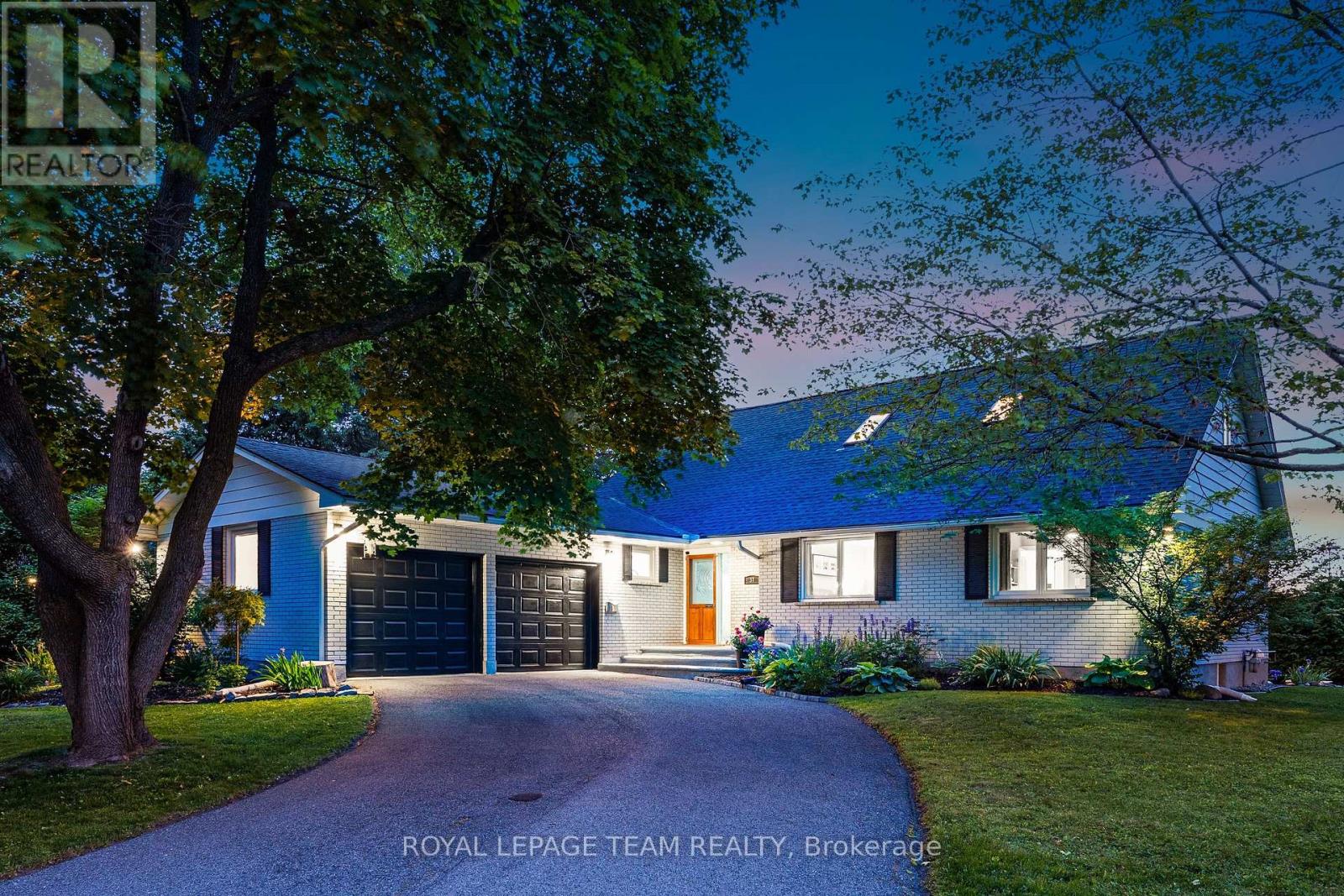 37 Promenade Ave, Ottawa, ON K2E 5X7