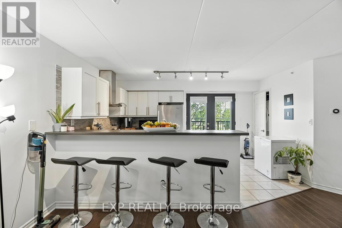 215 1421 Walkers Line, Burlington, ON L7M 4N9
