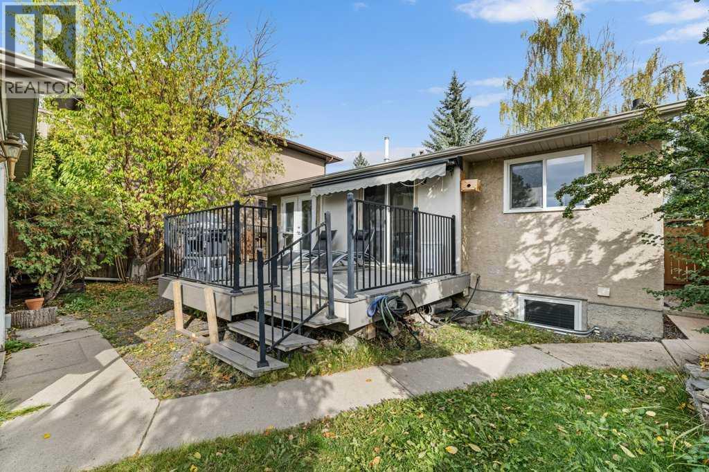 488 Bracewood Cres SW, Calgary, AB T2W 3B8