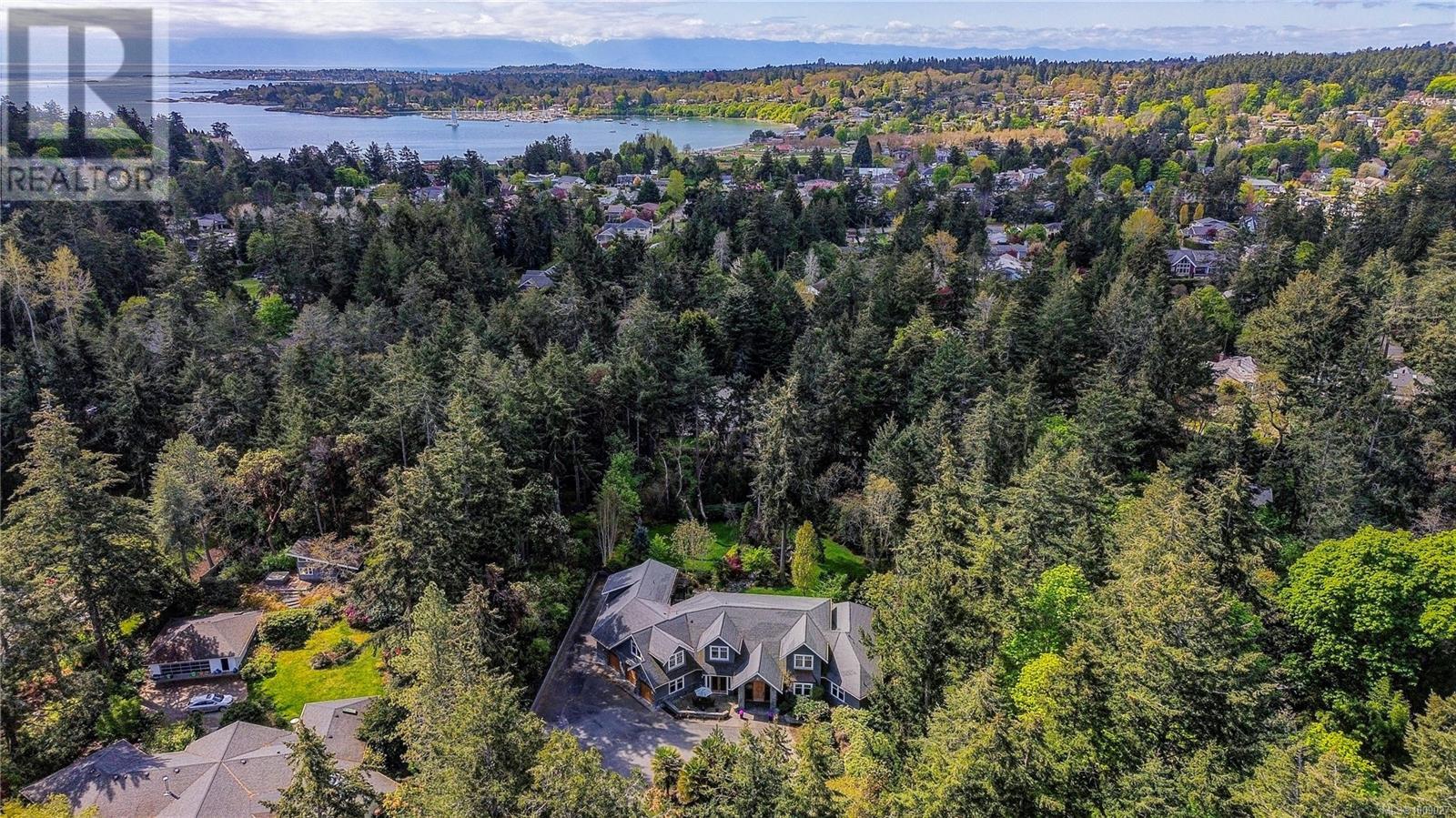2615 Queenswood Dr, Saanich, BC V8N 1X6