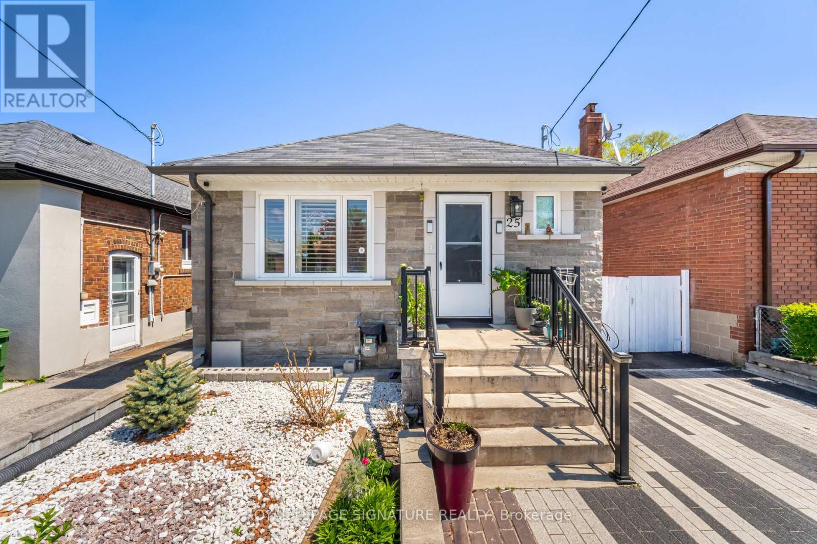 25 Handel St, Toronto Rockcliffe-smythe, ON M6N 4G2