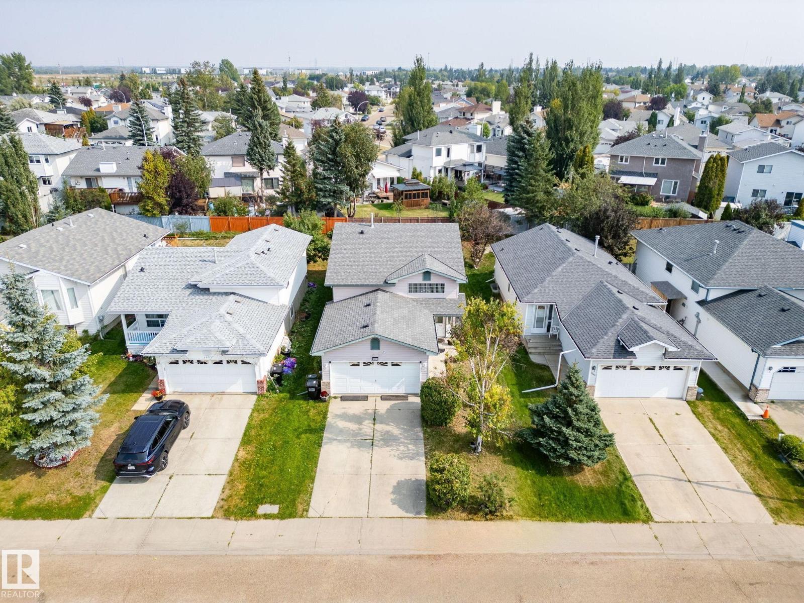 1051 Jones Cr NW, Edmonton, AB T6L 6Y1