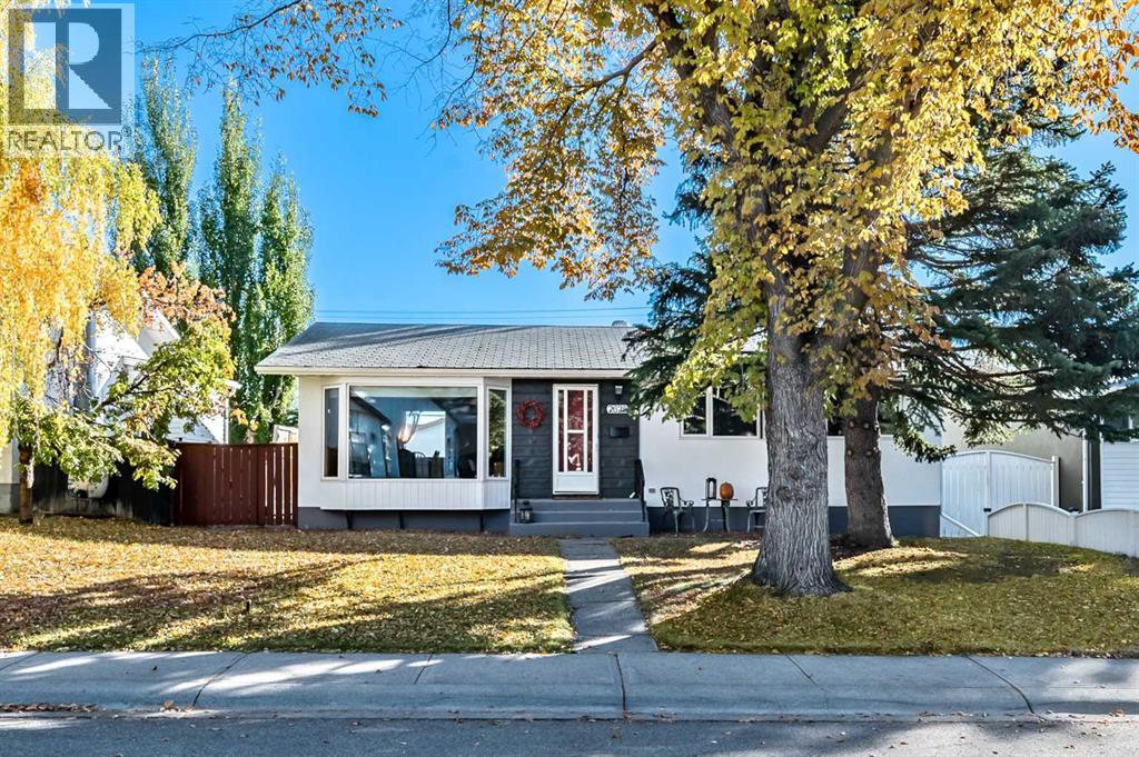 2628 Lionel Cres SW, Calgary, AB T3E 6B1