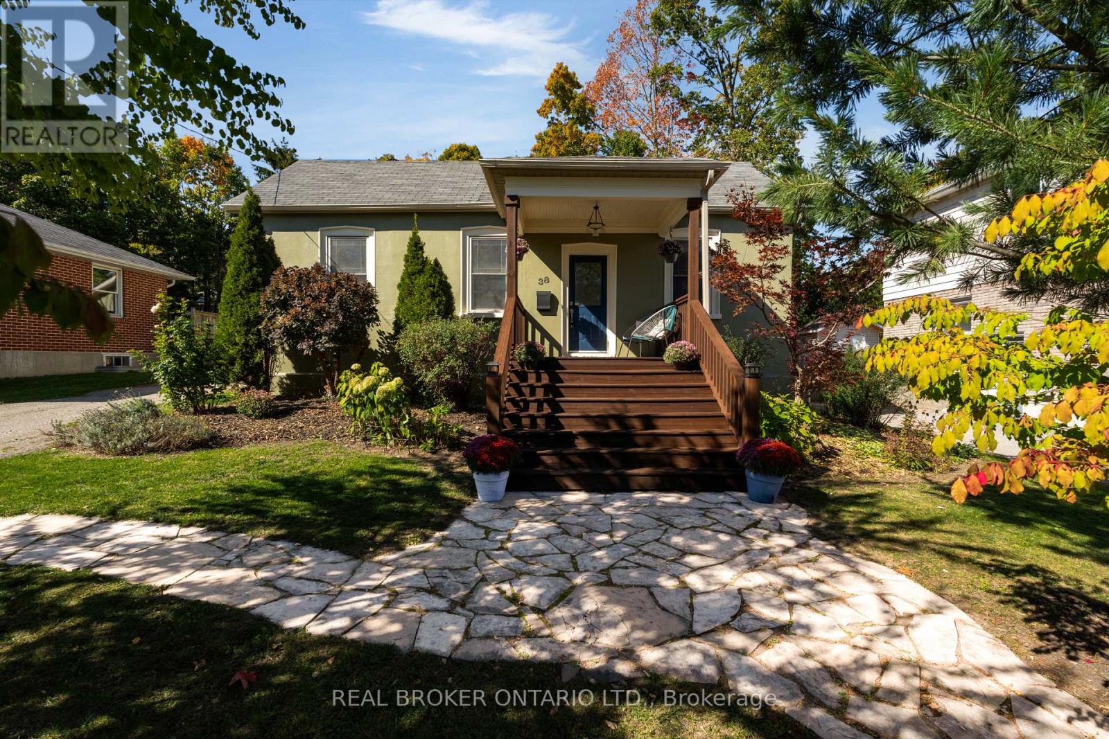 38 Grove St, Barrie, ON L4M 2S1