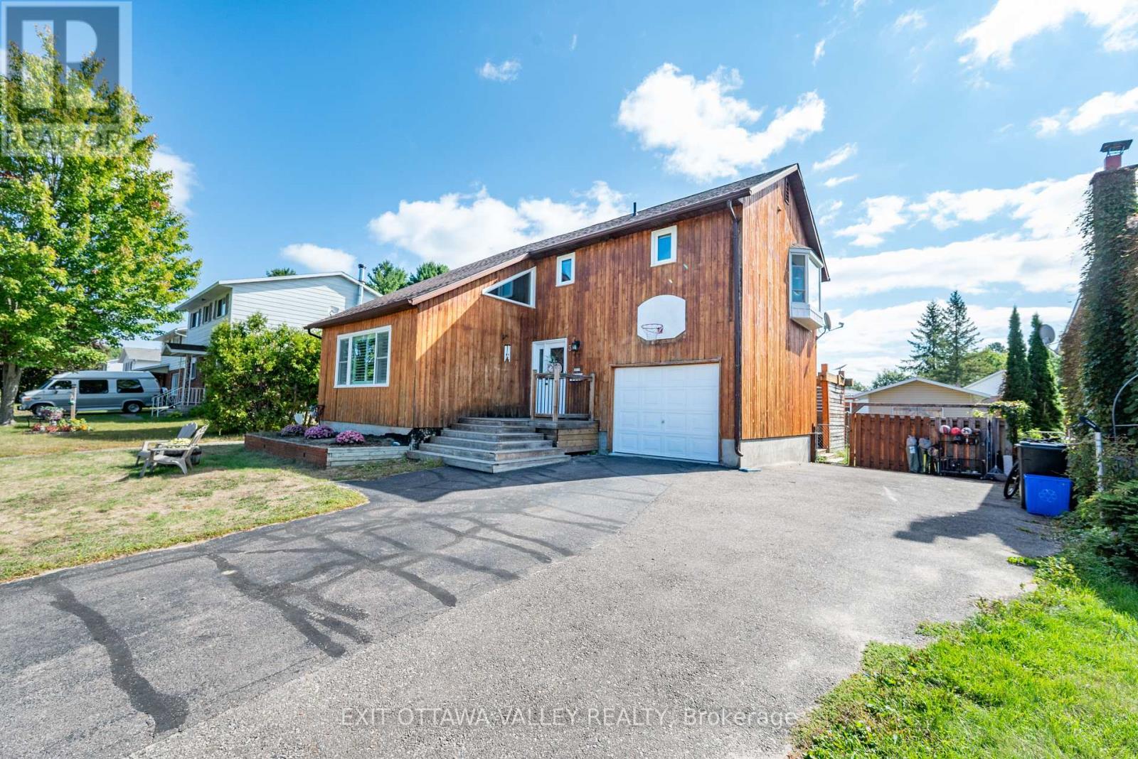 36 Thomas St, Deep River, ON K0J 1P0