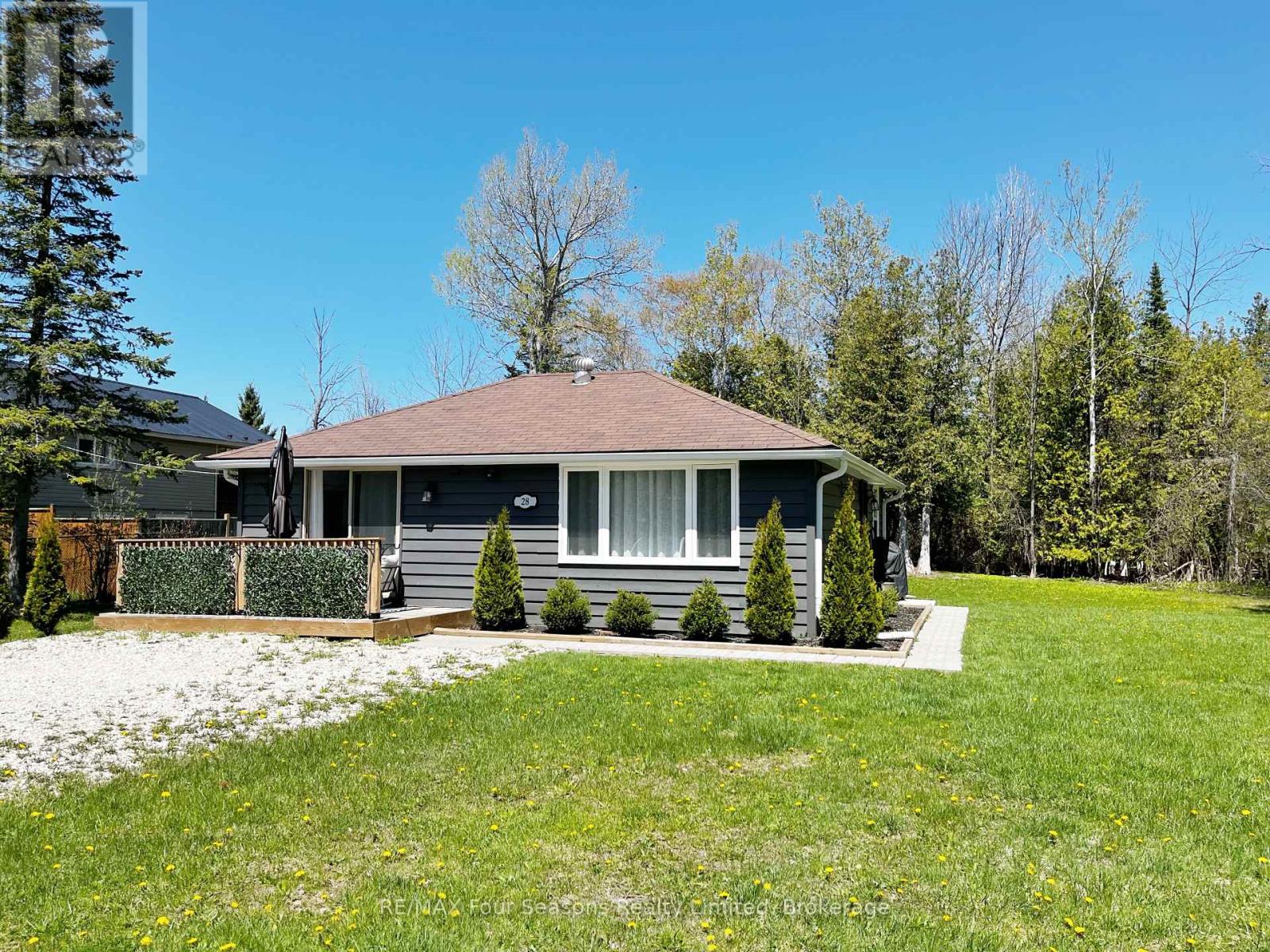 28 Betty Blvd, Wasaga Beach, ON L9Z 2Y4