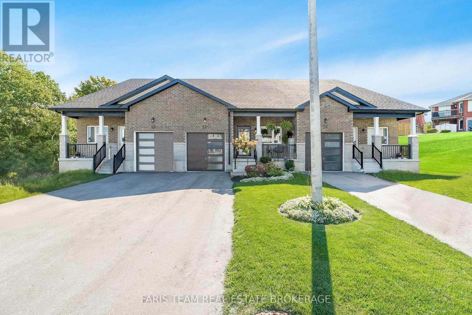 16 Lahey Cres, Penetanguishene, ON L9M 0W1