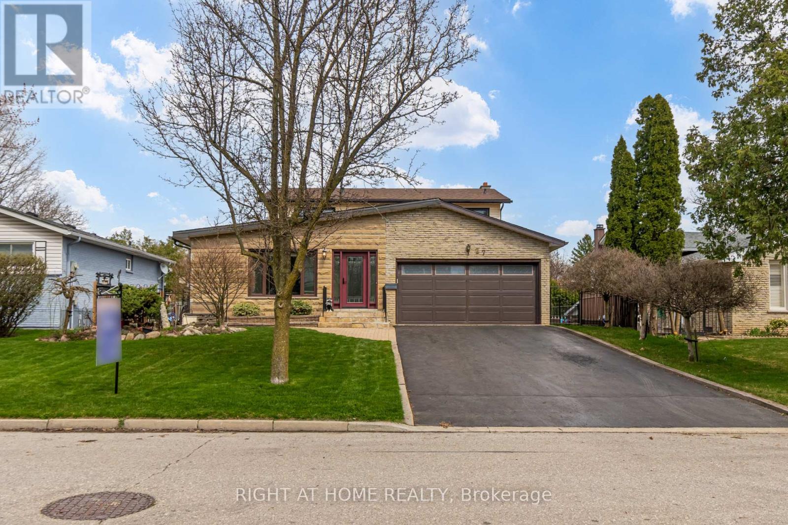 27 Sir Kay Dr, Markham, ON L3P 2Y9