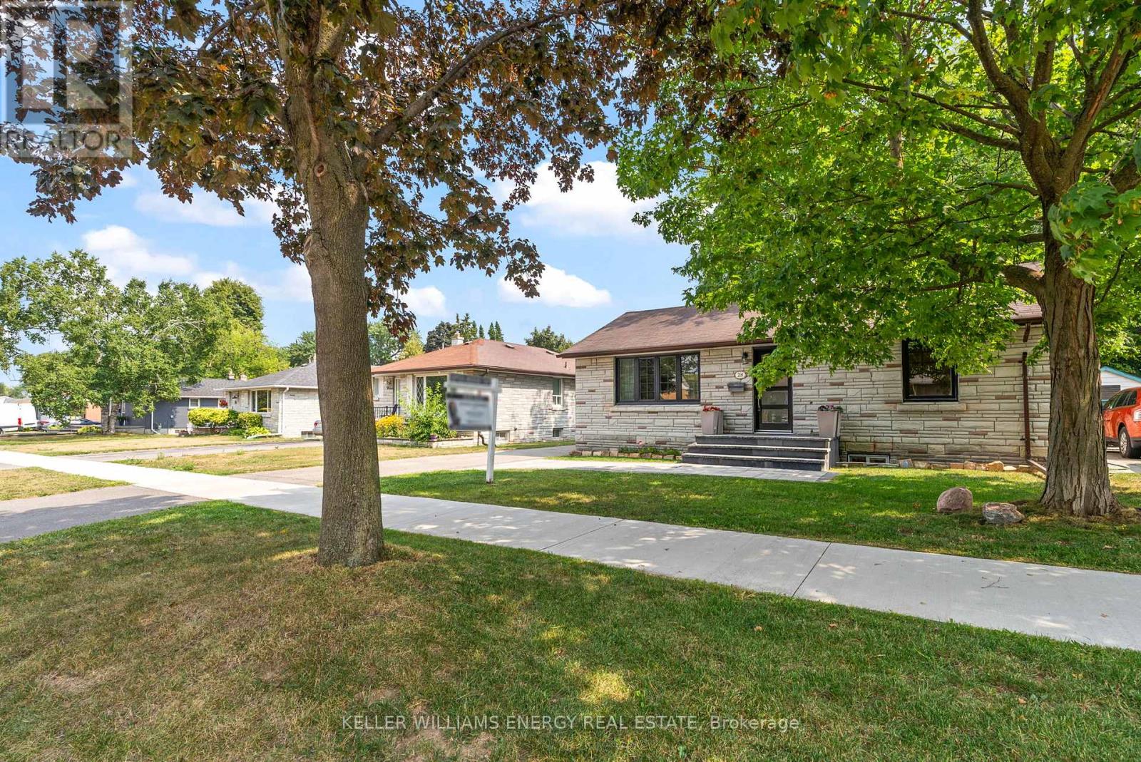 28 Admiral Rd, Ajax, ON L1S 2N9