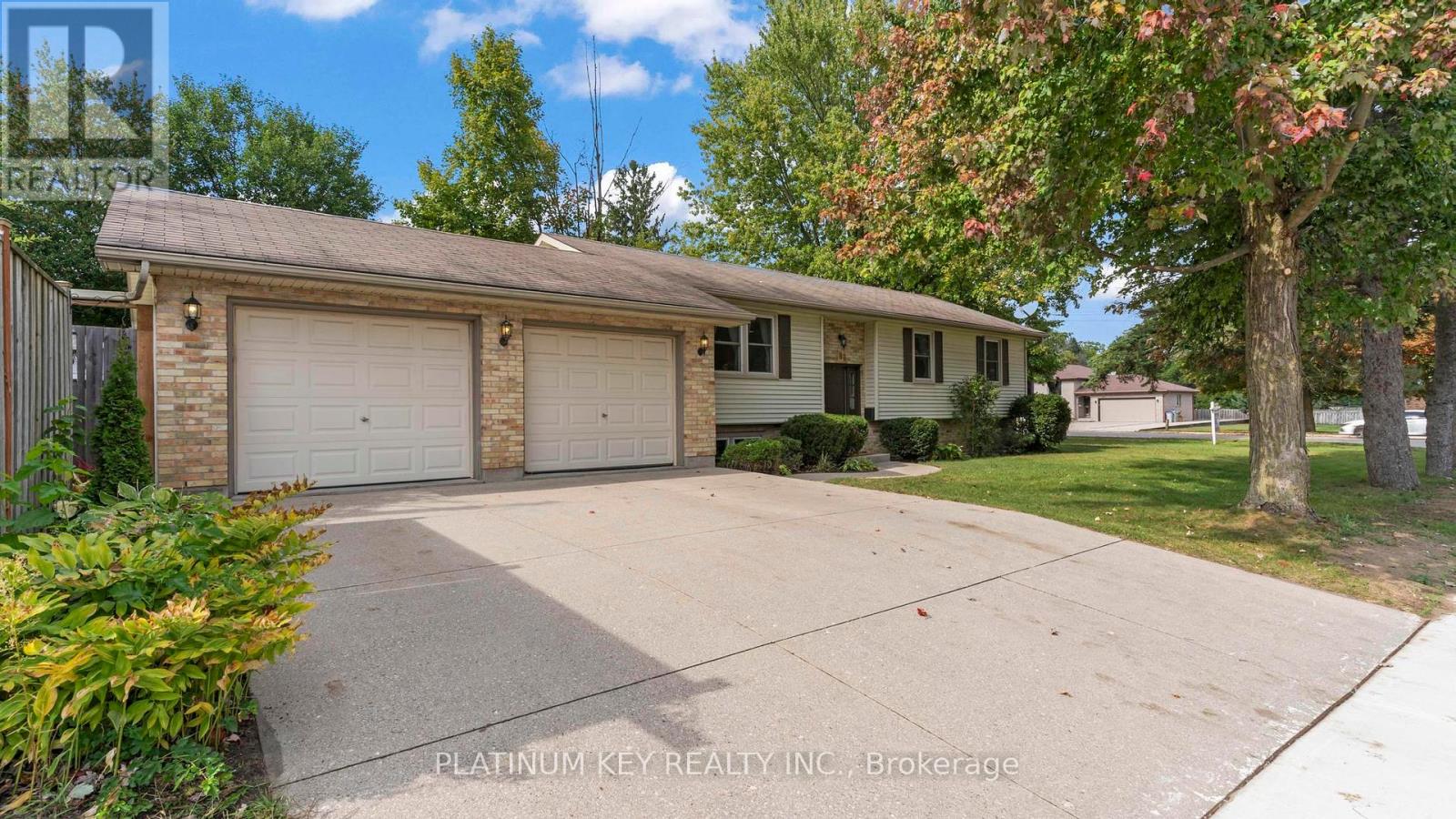 688 John St, Strathroy-Caradoc, ON N0L 1W0