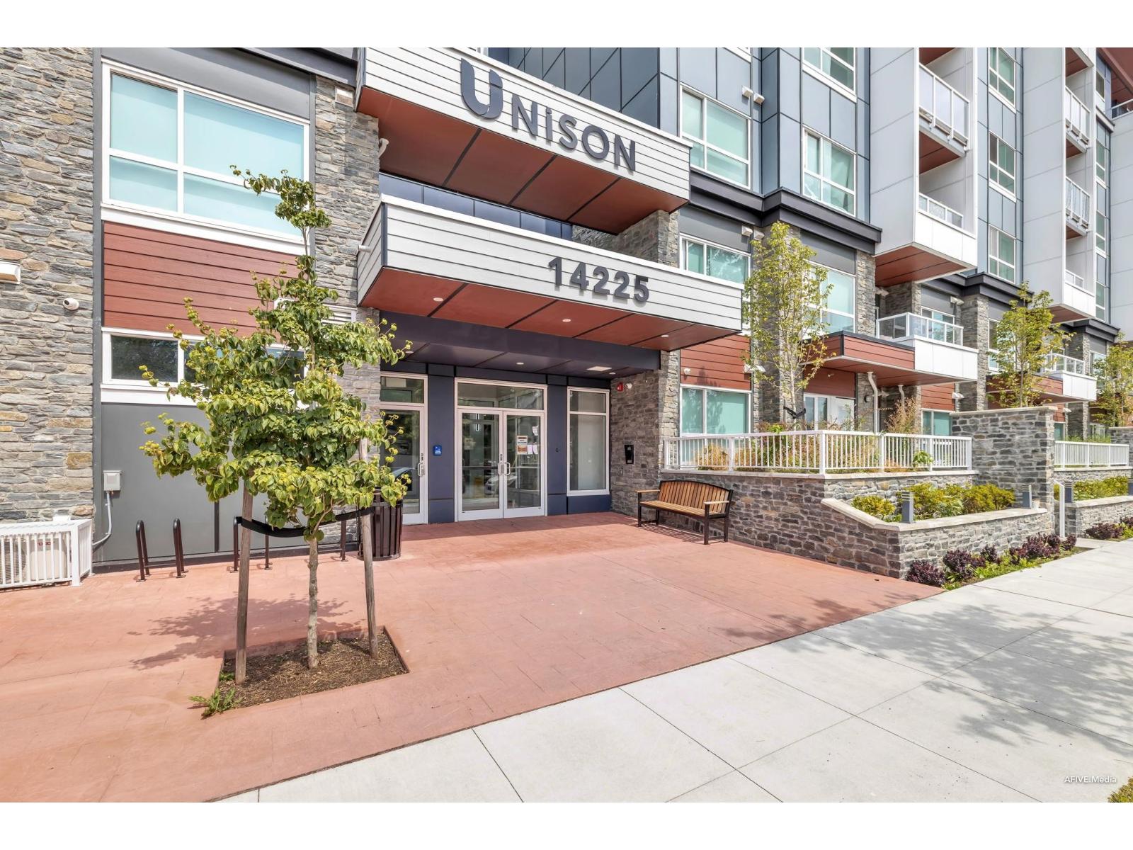 14225 103a Avenue Unit 401, Surrey, BC V3T 0T4