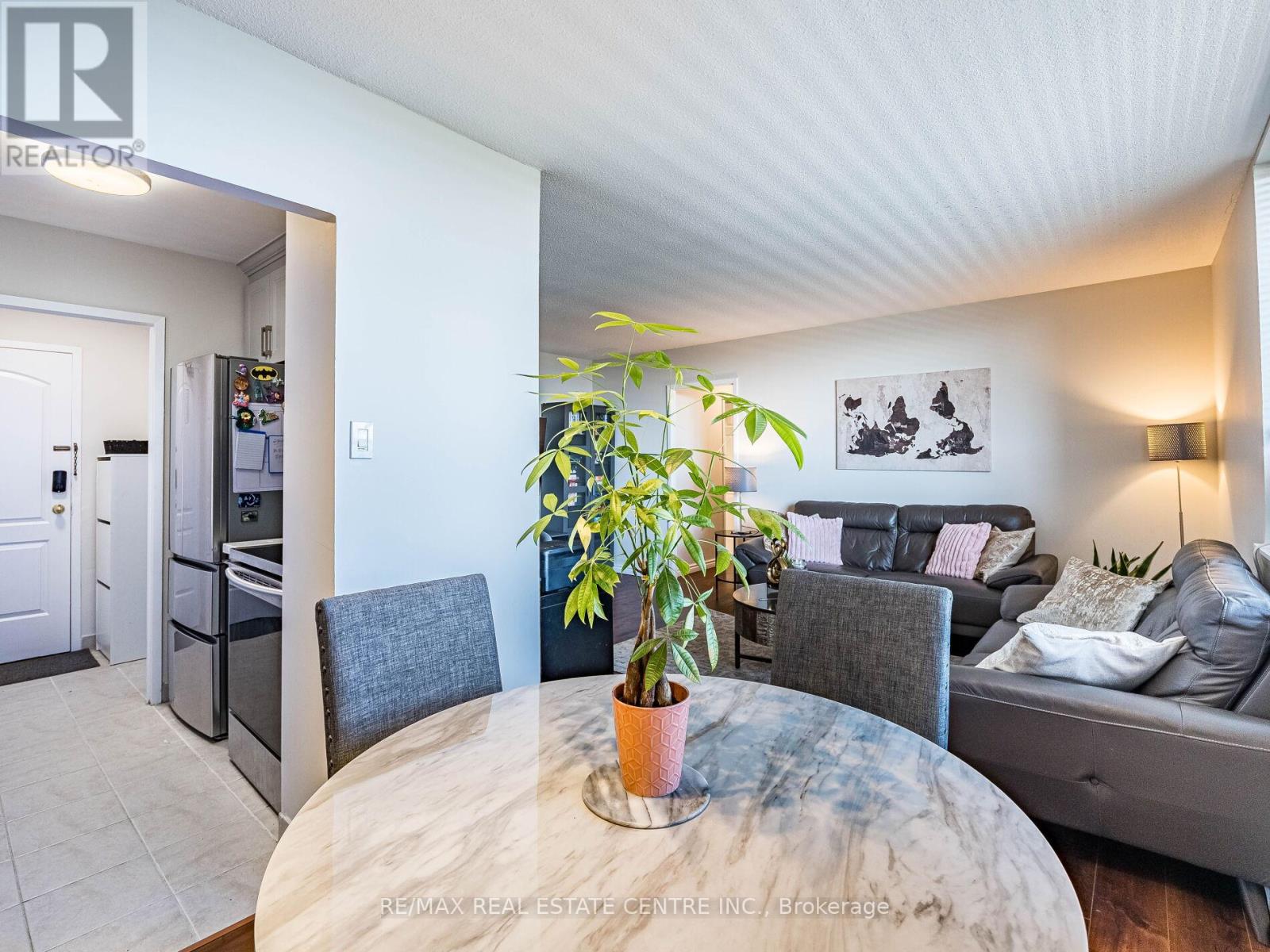602 3145 Queen Frederica Dr, Mississauga, ON L4Y 3A7