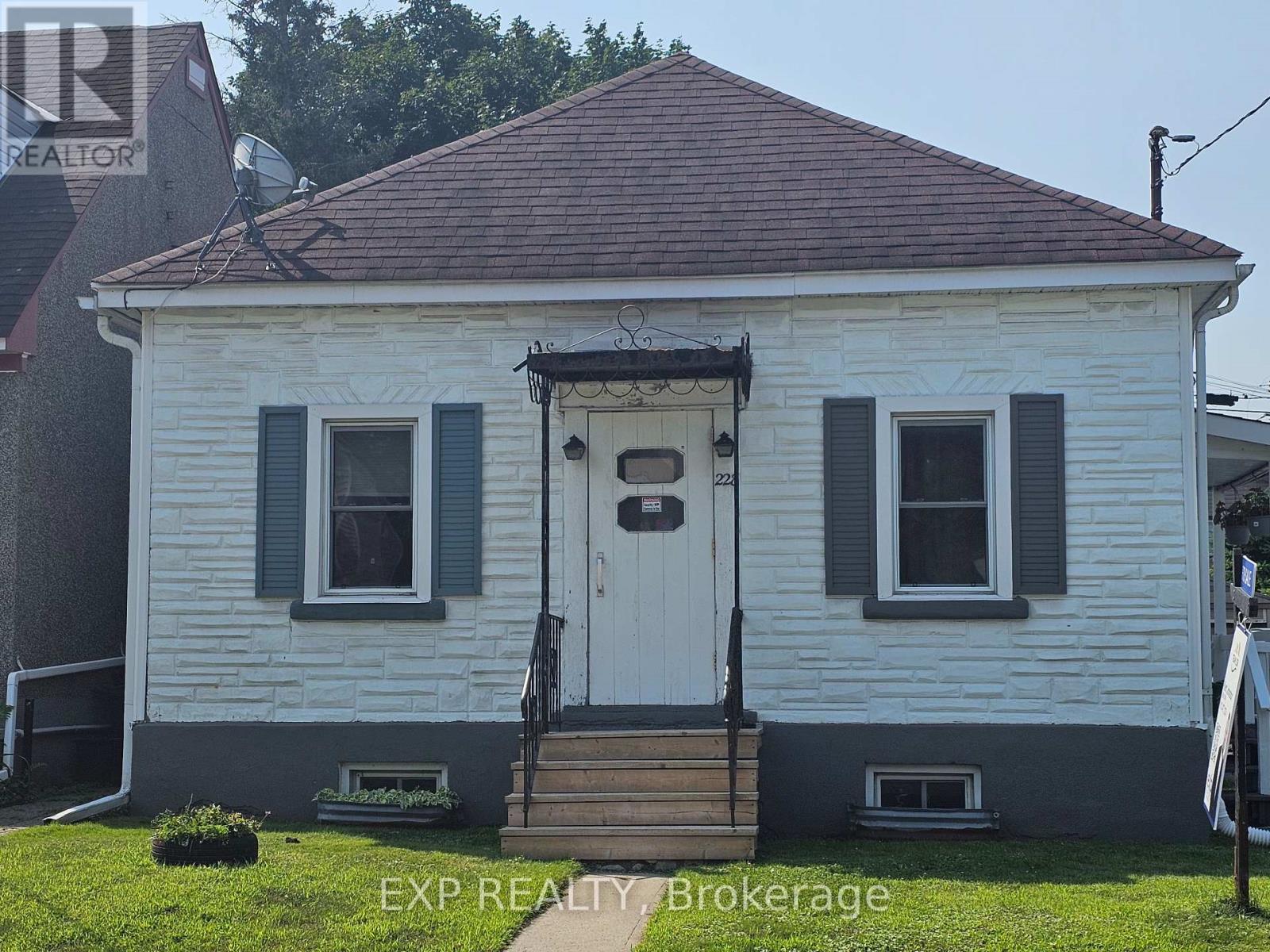 228 Carillon St, Ottawa, ON K1L 5X8