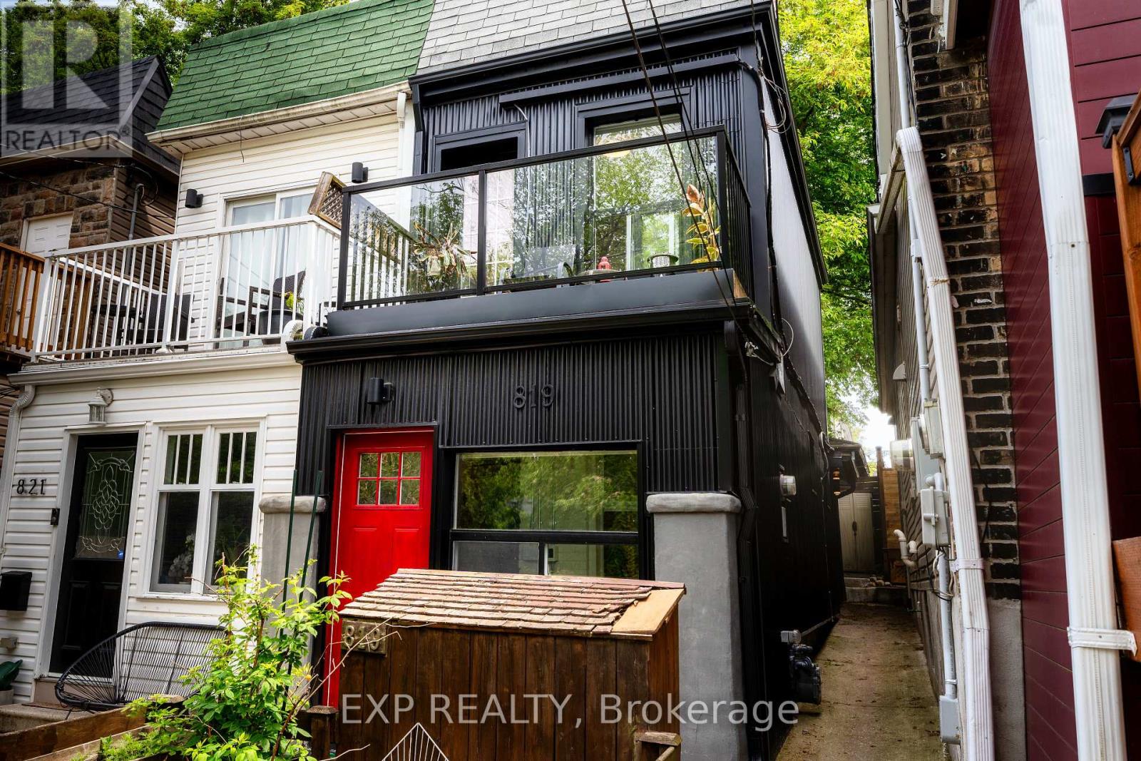 819 Craven Rd, Toronto, ON M4L 2Z7