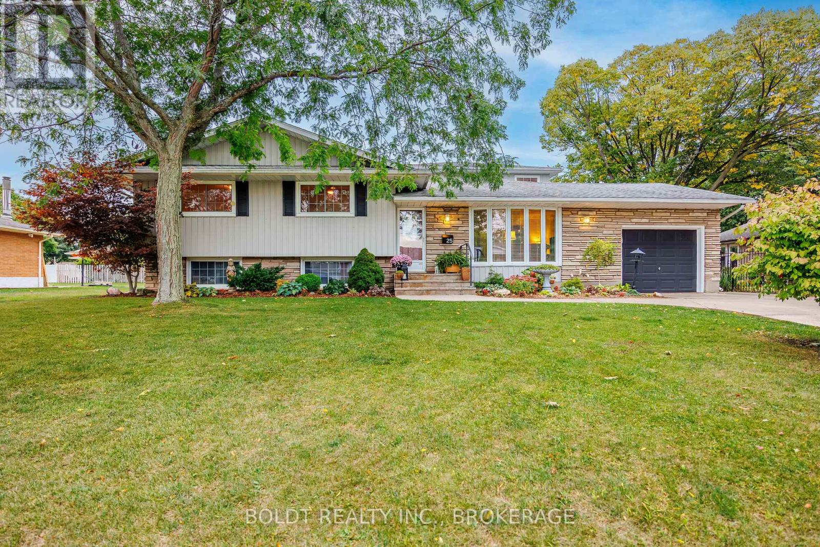 25 Neptune Dr, St. Catharines Buntinglinwell, ON L2M 2S3